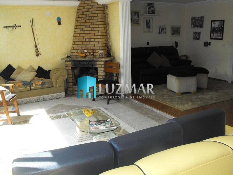 Casa à venda com 3 quartos, 220m² - Foto 1