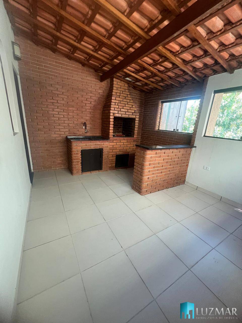 Casa de Condomínio à venda com 4 quartos, 258m² - Foto 2